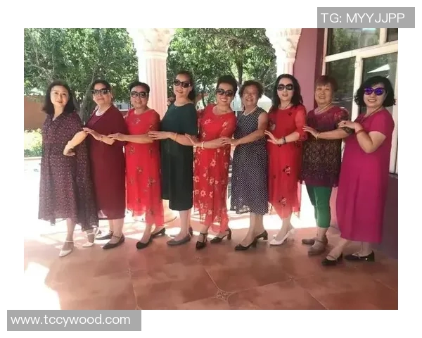 中国辣妈与足球明星亲密合影展现母爱与运动激情的完美结合